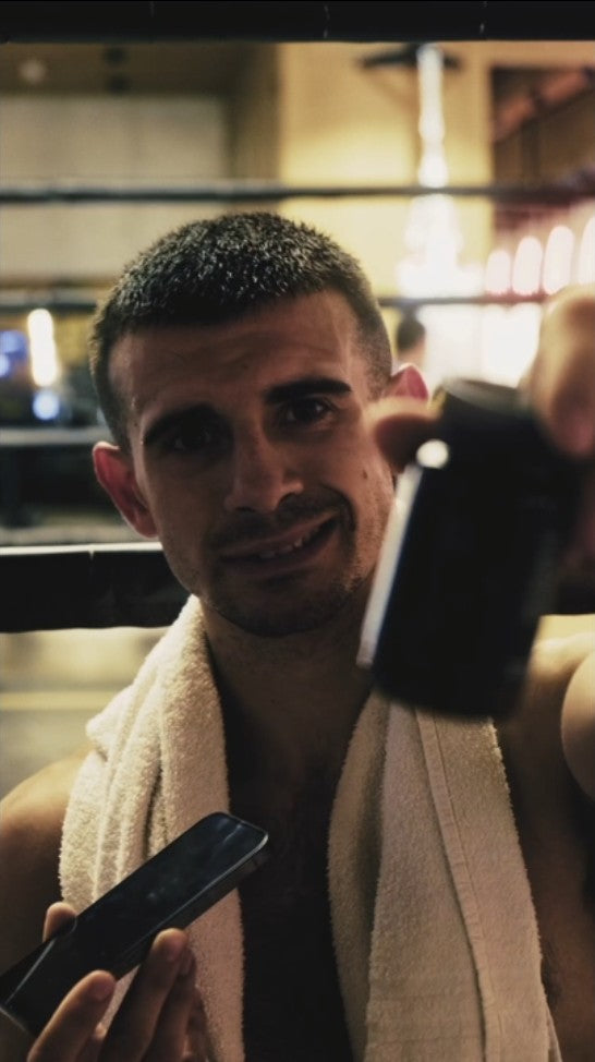 El boxeador Adrián Gombau con un bote de ZZEN Focus