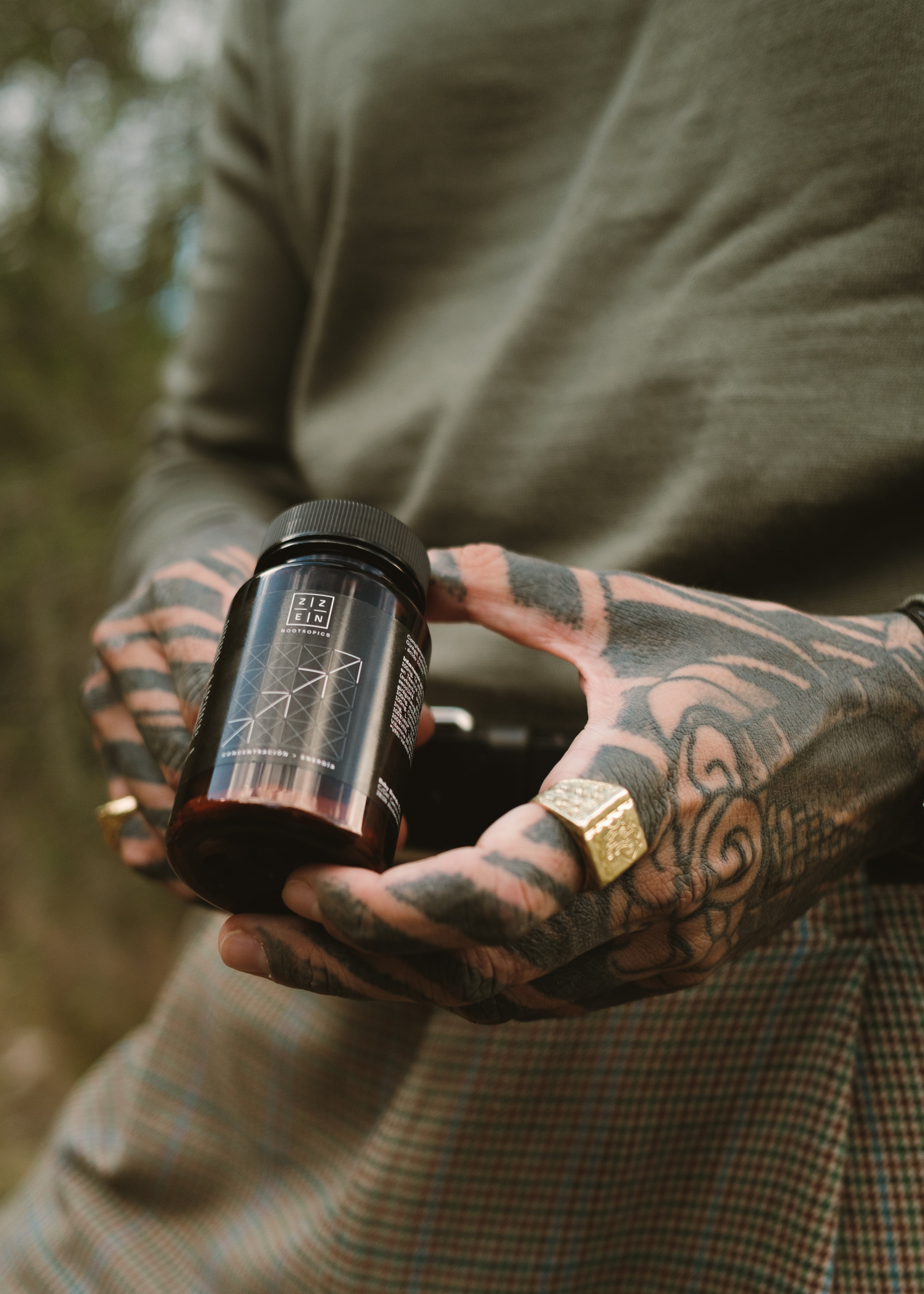 hombre sujetando bote de nootropicos ZZEN Labs