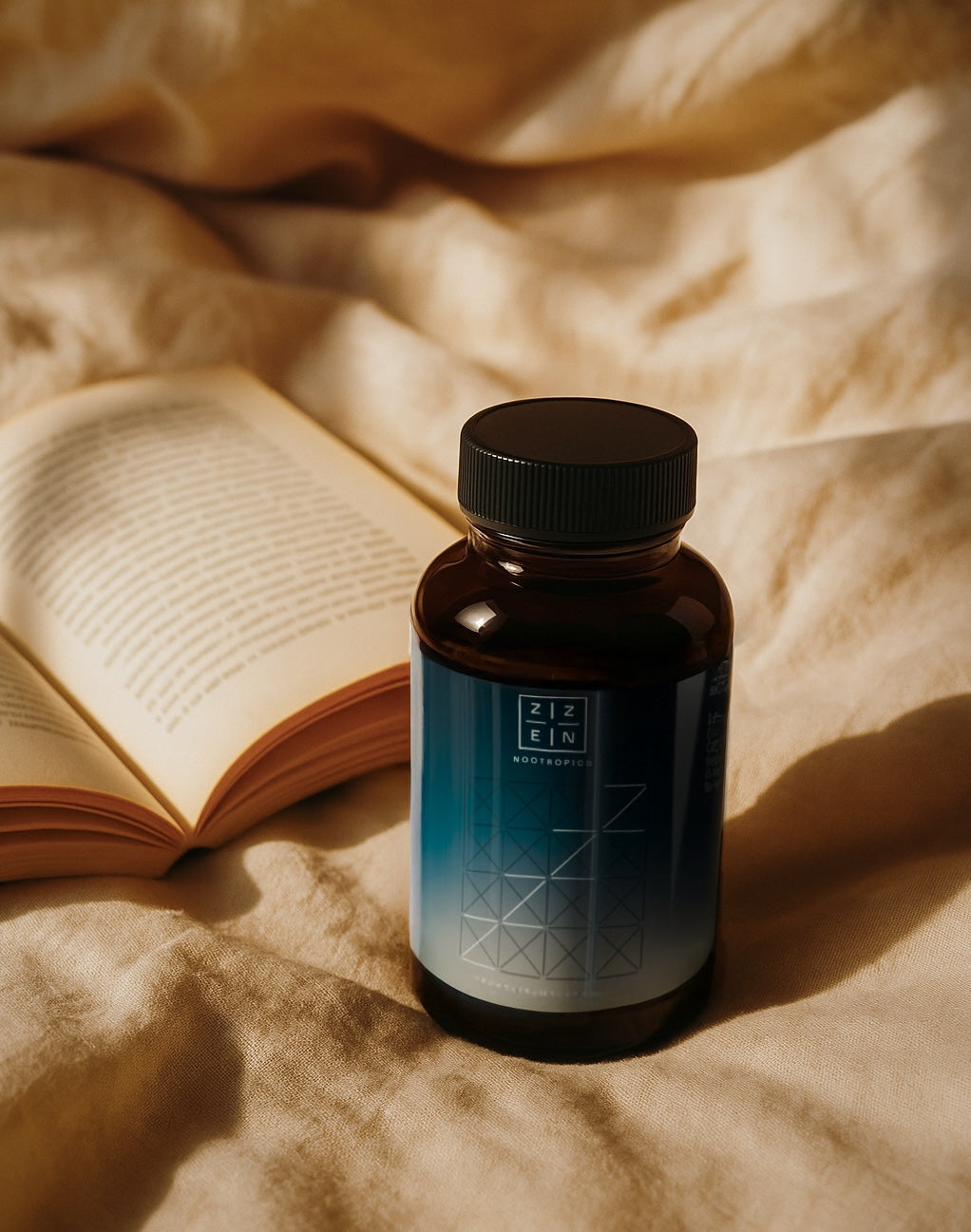 Bote de zzen sleep sobre la cama con un libro abierto