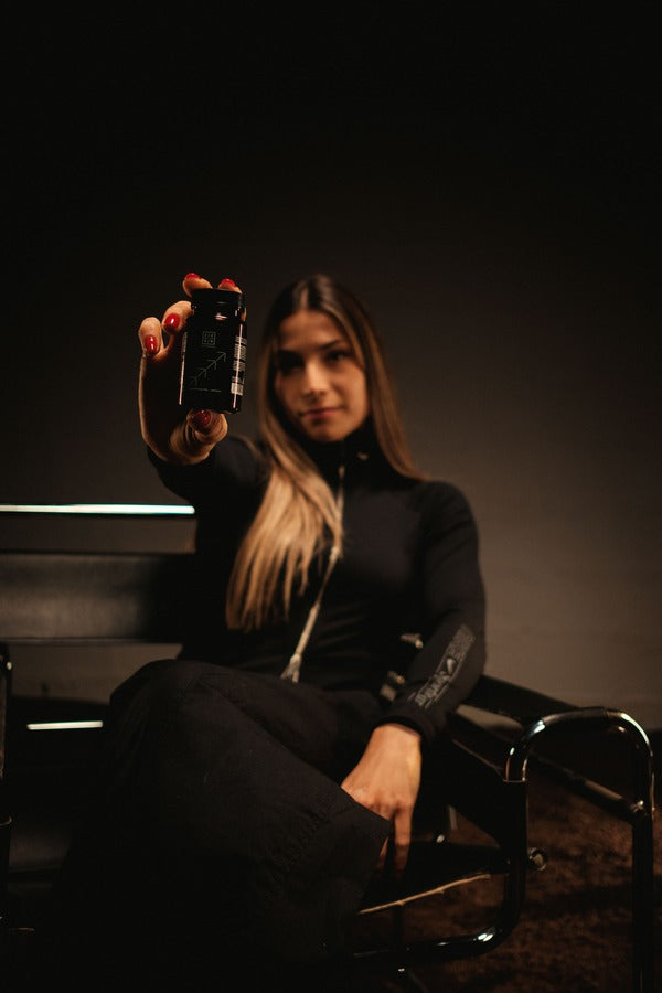 chica con zzen focus en las manos