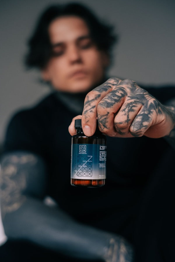 Hombre sujetando un bote de ZZEN Sleep