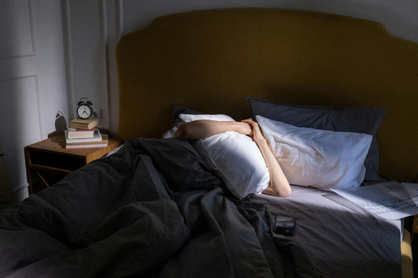 Hombre durmiendo en la cama