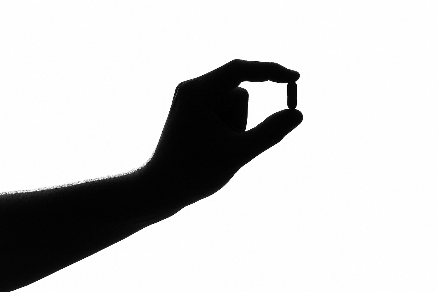 mano sujetando un suplemento natural