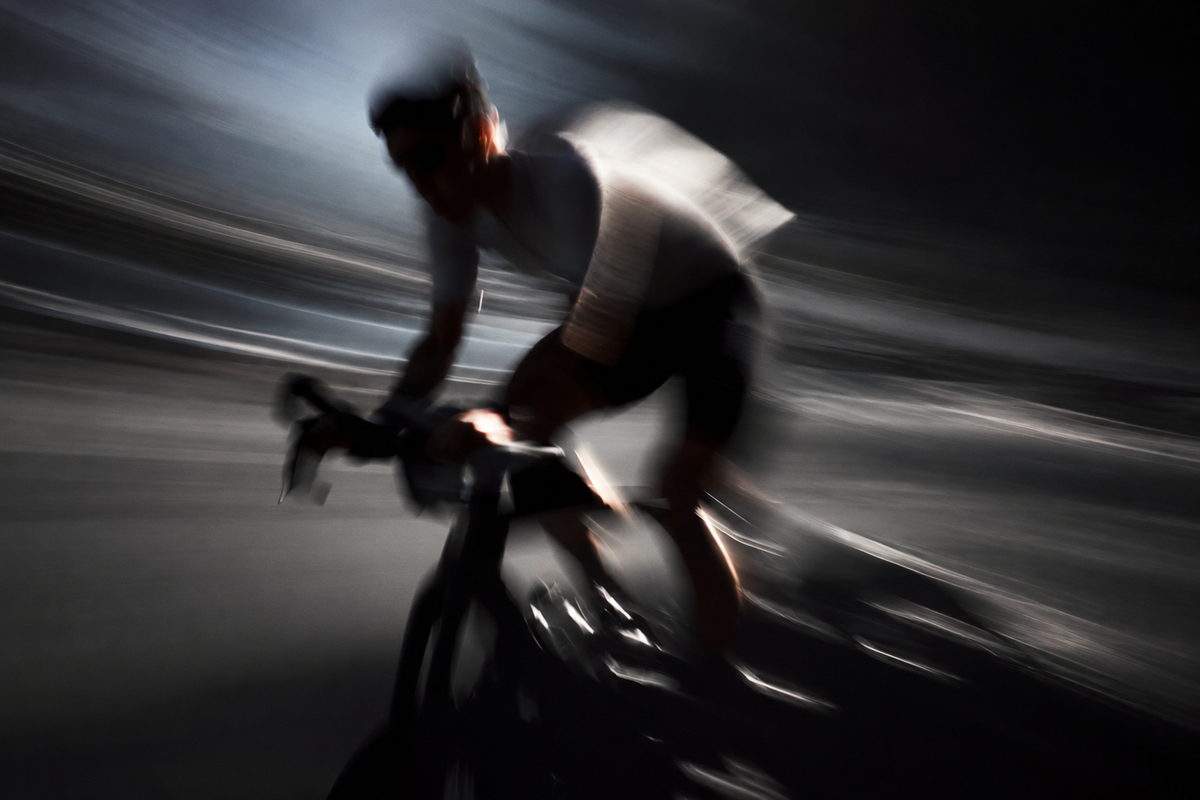 Ciclista entrenando a alta intensidad, esfuerzo que exige una buena recuperación muscular