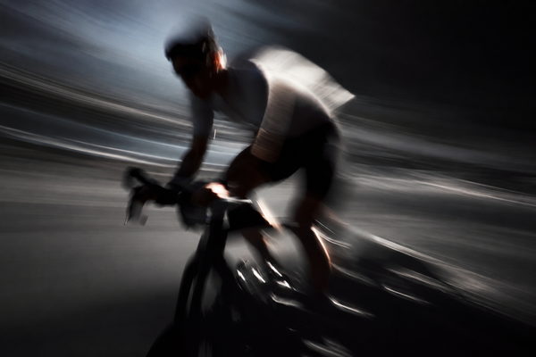 Ciclista entrenando a alta intensidad, esfuerzo que exige una buena recuperación muscular