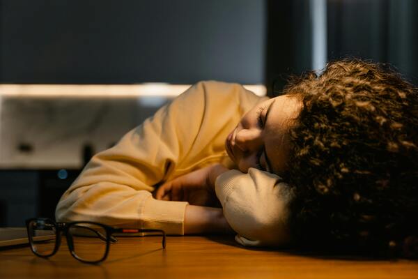 Mujer descansando profundamente