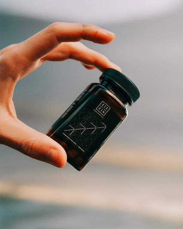 Foto de bote de nootropicos zzen labs sujetado por una mano