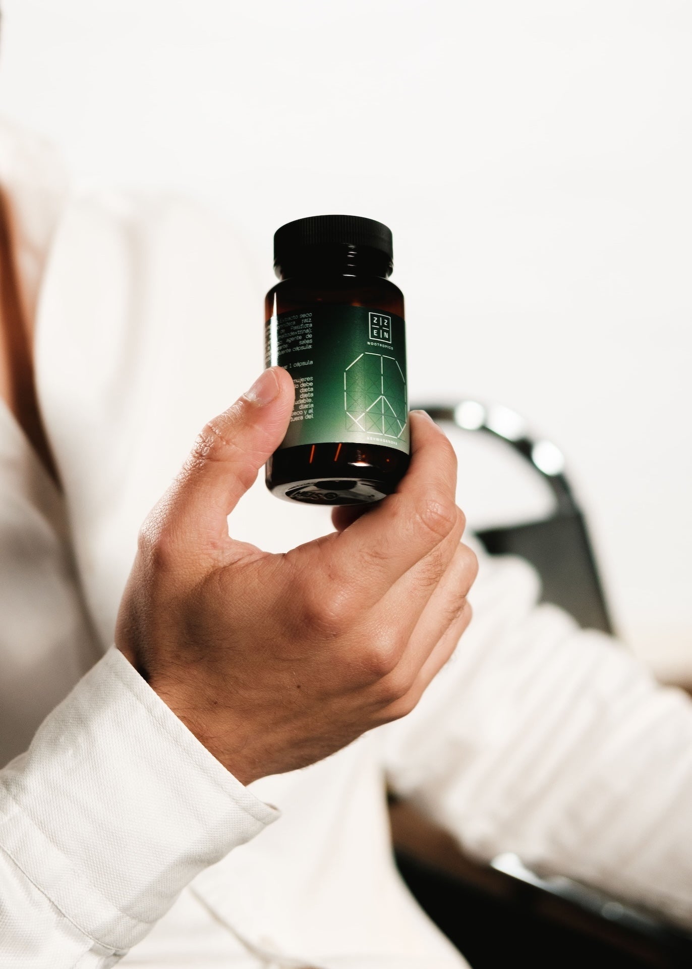 Hombre sujetando bote ZZEN Sleep