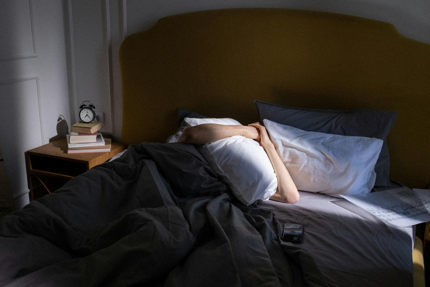 Hombre durmiendo en la cama