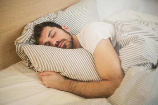 Hombre durmiendo en la cama