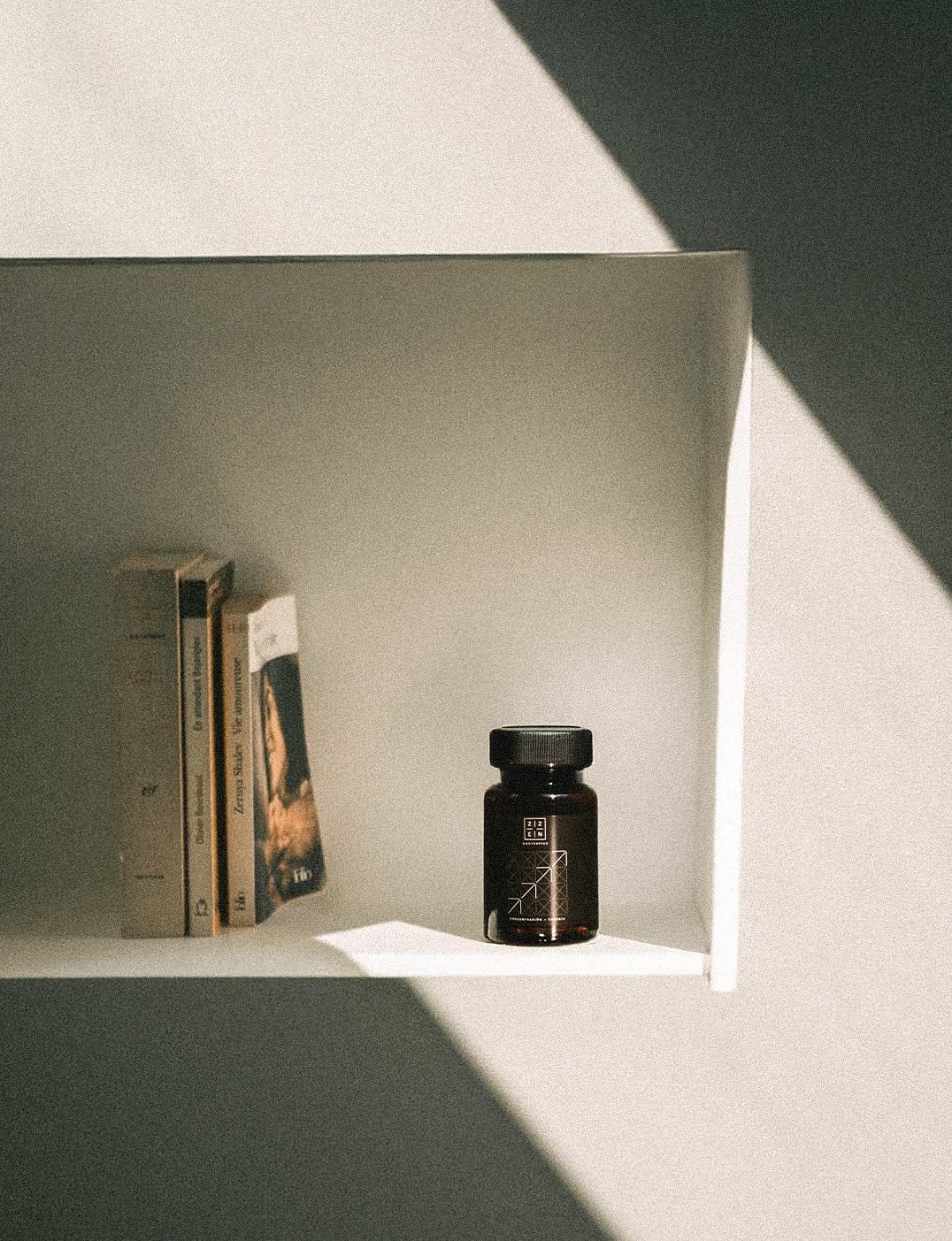 Boto de nootrópicos en un estante con libros