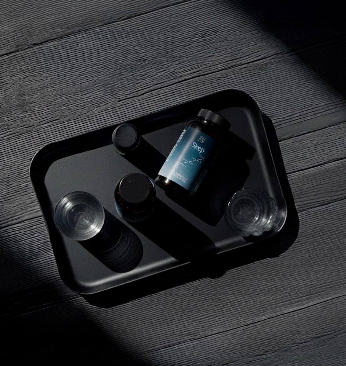 ZZEN sleep en una bandeja con agua